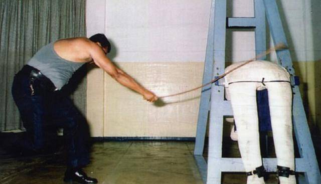 싱가포르 태형 연출 장면. 엑스 캡처