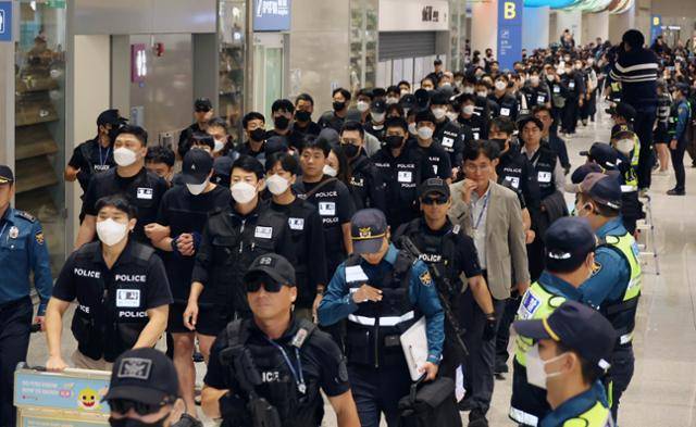 18일 오전 인천국제공항 2터미널에서 캄보디아에서 범죄에 가담했다가 이민 당국에 구금된 한국인 64명이 국내로 송환돼 입국장으로 들어서고 있다. 최주연 기자
