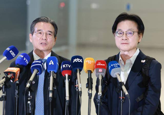 김용범 대통령실 정책실장이 22일 한미 관세 협상 추가 논의를 위해 인천국제공항 제2여객터미널에서 미국 워싱턴으로 출국하기에 앞서 취재진 질문에 답하고 있다. 오른쪽은 김정관 산업통상부 장관. 연합뉴스