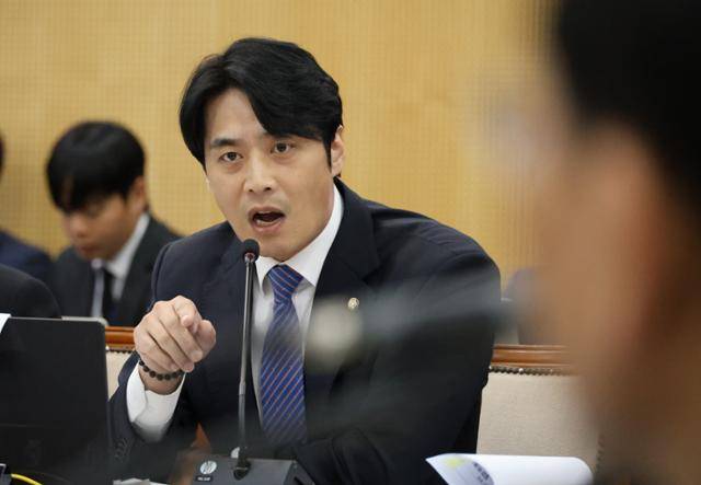 21일 대전 국가철도공단 본사에서 열린 국회 국토교통위원회의 한국철도공사(코레일)·국가철도공단·에스알(SR)에 대한 국정감사에서 한준호 더불어민주당 의원이 질의하고 있다. 연합뉴스