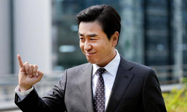 '김 부장 이야기'는 자신이 가치 있다고 생각한 모든 것을 한순간에 잃어버린 한 중년 남성이 긴 여정 끝에 마침내 대기업 부장이 아닌 진정한 본인의 모습을 발견하게 되는 이야기를 담은 드라마다. JTBC 제공