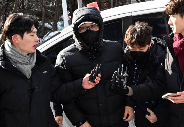 무속인 건진법사 전성배 씨가 1월 9일 서울 양천구 서울남부지법에서 열린 영장실질심사에 출석하고 있다. 강예진 기자