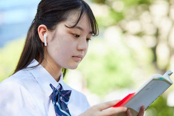 소리를 인식하기 어려운 ‘난청’은 흔히 노년층의 질환으로 여겨지지만, 최근에는 젊은 세대에서도 빠르게 늘고 있다./사진=게티이미지뱅크