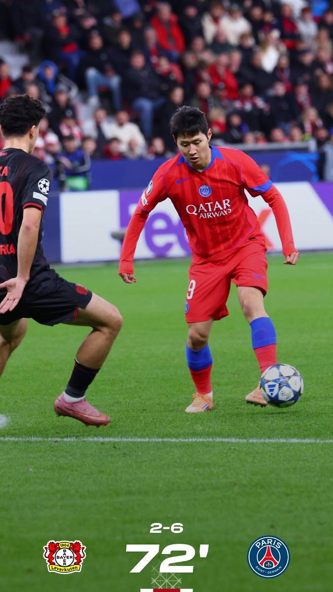 PSG 이강인이 22일 바이아레나에서 열린 레버쿠젠과의 2025~26 UCL 리그 페이즈 3차전서 교체 투입돼 드리블을 시도하고 있다. 사진=PSG