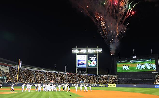 13일 서울 잠실야구장에서 열린 2023 KBO 프로야구 포스트시즌 LG트윈스와 kt위즈의 한국시리즈 5차전 경기에서 LG트윈스가 6대 2로 승리, 시리즈 전적 4대 1로 통합우승을 차지했다. 우승을 결정지은 9회 잠실구장에 폭죽이 터지고 있다. 잠실=김민규 기자 mgkim1@edaily.co.kr /2023.11.13/