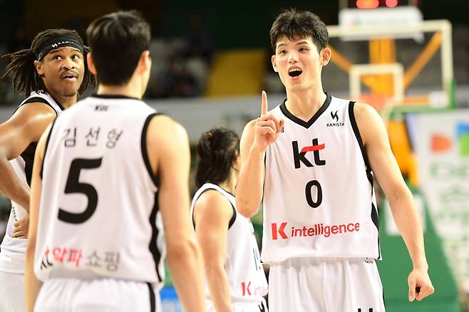 KT 하윤기(오른쪽)가 21일 원주DB프로미아레나에서 열린 DB와의 경기 중 동료들과 환호하고 있다. 사진=KBL