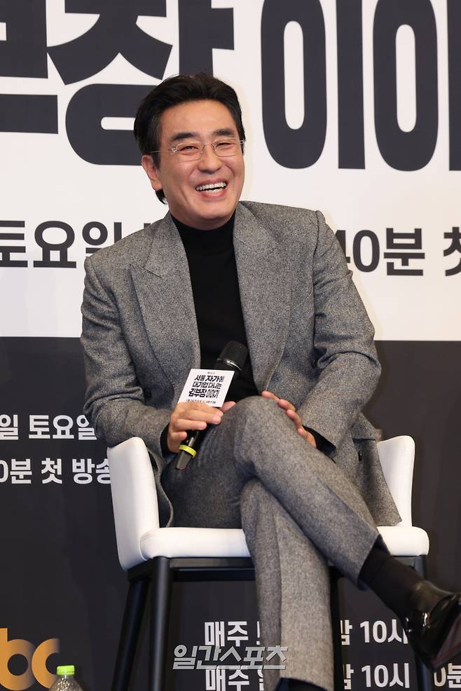 배우 류승룡이 22일 오후 서울 구로구 더링크 호텔에서 열린 JTBC 토일드라마 '서울 자가에 대기업 다니는 김 부장 이야기' 제작발표회 현장에 참석해 취재진과의 질의응답 시간을 갖고 있다. '서울 자가에 대기업 다니는 김 부장 이야기'는 자신이 가치 있다고 생각한 모든 것을 한순간에 잃어버린 한 중년 남성이 긴 여정 끝에 마침내 대기업 부장이 아닌 진정한 본인의 모습을 발견하게 되는 이야기를 그린 드라마. 토요일 밤 10시 40분 첫 방송. 서병수 기자 qudtn@edaily.co.kr /2025.10.22/