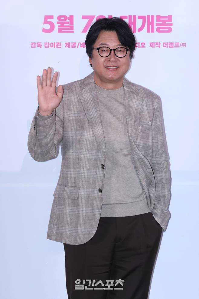 배우 김윤석이 28일 오후 서울 용산구 CGV용산아이파크몰에서 열린 영화 '바이러스' 언론배급시사회 및 기자간담회에 참석해 포즈를 취하고 있다. '바이러스'는 이유 없이 사랑에 빠지는 치사율 100% 바이러스에 감염된 '택선'이 모쏠 연구원 '수필', 오랜 동창 '연우', 그리고 치료제를 만들 수 있는 유일한 전문가 '이균'까지 세 남자와 함께하는 예기치 못한 여정을 그린 영화. 오는 5월 7일 개봉. 서병수 기자 qudtn@edaily.co.kr /2025.04.28/
