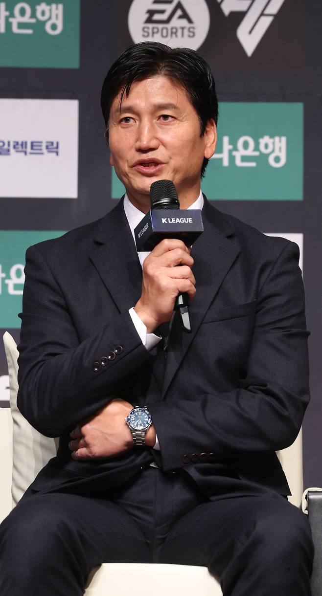 <yonhap photo-2946=""> 인사말하는 김천 상무 정정용 감독 (서울=연합뉴스) 신준희 기자 = 22일 상암동 누리꿈스퀘어에서 열린 K리그1 2025 파이널라운드 미디어데이에서 김천 상무FC 정정용 감독이 인사말을 하고 있다. 2025.10.22 hama@yna.co.kr/2025-10-22 11:23:57/ <저작권자 ⓒ 1980-2025 ㈜연합뉴스. 무단 전재 재배포 금지, AI 학습 및 활용 금지></yonhap>