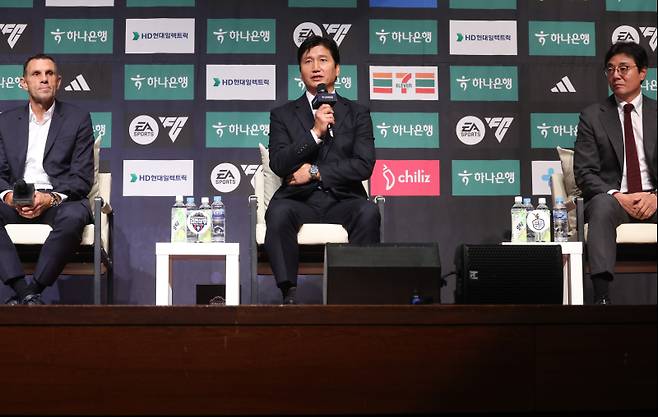 <yonhap photo-2944=""> K리그1 파이널라운드 미디어데이 (서울=연합뉴스) 신준희 기자 = 22일 상암동 누리꿈스퀘어에서 K리그1 2025 파이널라운드 미디어데이가 열리고 있다. 왼쪽부터 전북 현대 모터스 거스 포옛 감독, 김천 상무FC 정정용 감독, 대전 하나 시티즌 황선홍 감독. 2025.10.22 hama@yna.co.kr/2025-10-22 11:23:30/ <저작권자 ⓒ 1980-2025 ㈜연합뉴스. 무단 전재 재배포 금지, AI 학습 및 활용 금지></yonhap>