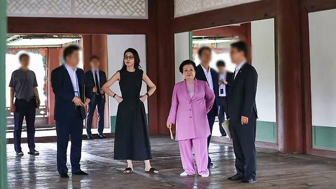 2023년 경복궁 경회루 방문한 김건희와 이배용 [출처: 주기자라이브]