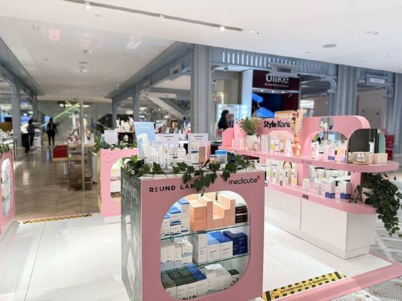 프랑스 파리 사마리텐 백화점(La Samaritaine) 내 'K뷰티 하우스' 코너에 메디큐브가 입점한 모습. [사진=에이피알]
