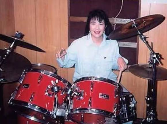 다카이치 총리는 드럼을 치며 마음을 가라앉힌다고 전해졌다. 사진은 다카이치 총리의 대학 시절. [사진=다카이치 사나에 홈페이지]