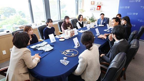 '2025 안성 아트굿즈 공모전' 수상자 간담회 모습. [사진=안성시]