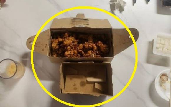 A씨가 올린 다른 지점 치킨 상자(위)와 그 동안 주문한 동네 지점의 치킨 상자(아래) [사진=온라인 커뮤니티]