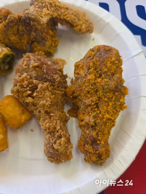 BBQ 황금올리브 치킨(왼쪽)과 뿜치킹. 뿜치킹의 굵은 시즈닝 입자가 돋보인다. [사진=구서윤 기자]