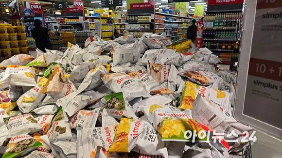 22일 서울의 한 홈플러스 매장에 자체 브랜드(PB) '심플러스' 과자가 행사 매대에 놓여있다. 매장 곳곳에는 PB 상품을 어렵지 않게 찾아볼 수 있다. [사진=진광찬 기자]