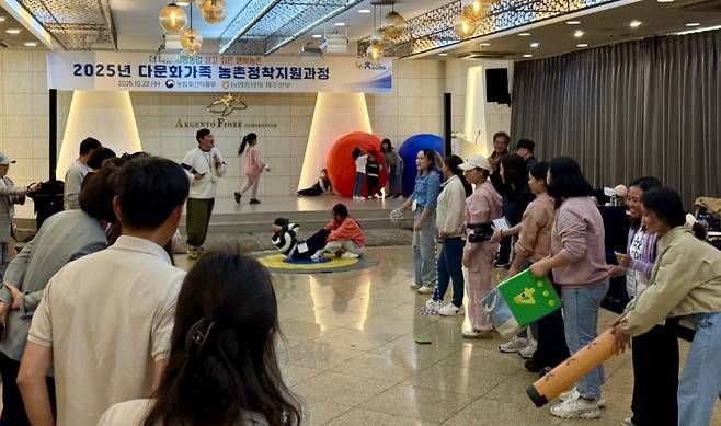 농협 제주본부가 제주시 아젠토피오레컨벤션에서 ‘다문화가족 농촌정착지원과정’ 어울림마당을 연 가운데, 참여자들이 공동체 프로그램을 즐기고 있다. (제주농협 제공)