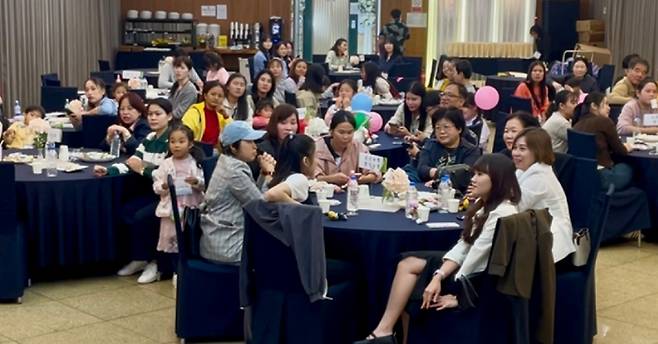 어울림마당에 참여한 다문화가족들이 함께 소통하며 정착 지원 교육에 참여하고 있다. (제주농협 제공)