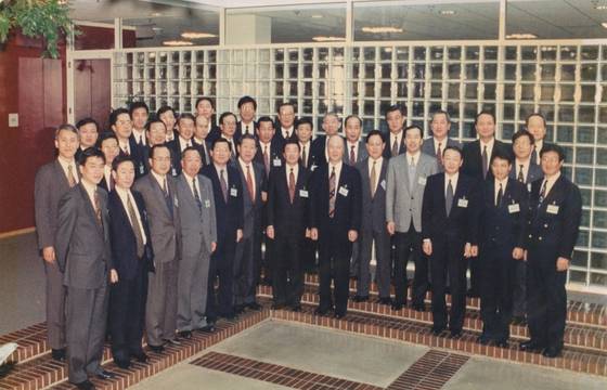 1994년 1월 미국 모토롤라 본사로 해외 연수 온 LG 사장단이 당시 조지아주립대 교수이던 이병남 전 원장(맨 오른쪽)과 함께 기념사진을 찍었다. [사진 이병남]
