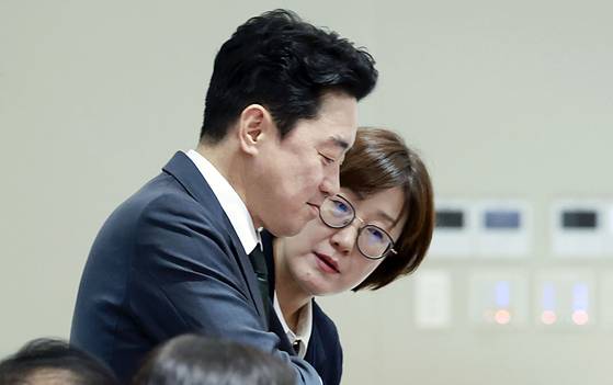 강훈식 대통령 비서실장(왼쪽)과 김현지 제1부속실장이 14일 용산 대통령실에서 열린 국무회의에서 대화하고 있다.[대통령실통신사진기자단]