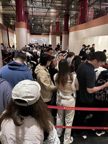 지난 7일 중국의 국보 1호로 불리는 청명상하도를 보려는 관객들이 자금성 오문에서 열리고 있는 고궁박물원 개관 100주년 기념전에서 줄을 서 차례를 기다리고 있다. 신경진 특파원