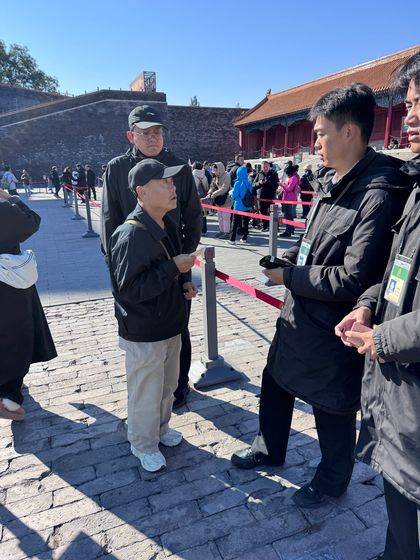 21일 고궁박물원 100주년 기념전 예약을 하지 못한 관람객이 현장 직원에게 입장을 하소연하고 있다. 신경진 특파원