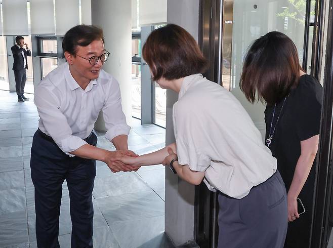 전재수 해수부 장관이 7월 24일 정부세종청사 대강당에서 열린 취임식에 참석하기에 앞서 식장에 입장하는 직원들과 인사하고 있다. [연합뉴스]