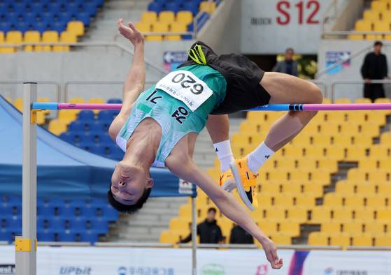 22일 부산 아시아드주경기장서 열린 제106회 전국체육대회 육상 남자 일반부 높이뛰기에서 우상혁(용인시청)이 두 번째 시도에서 2m 20을 가볍게 넘고 있다. 연합뉴스