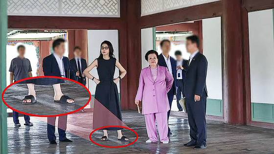 유튜브 채널 '주기자 라이브'는 지난 20일 방송에서 김건희 여사가 국보인 경복궁 경회루를 비공개 방문했을 당시 이배용 전 국가교육위원장이 동행한 사진을 공개했다. 이 전 위원장은 윤석열 정부 초대 국가교육위원장에 오르기 위해 윤석열 전 대통령, 김 여사 부부에게 금거북이 등 금푼을 제공한 의혹을 받고 있다. 유튜브 채널 '주기자 라이브' 갈무리