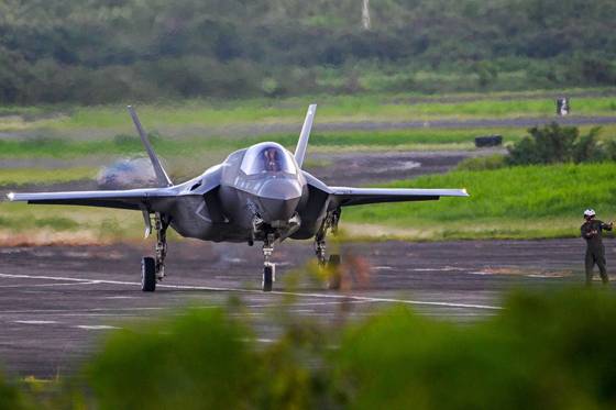 미 해병대 F-35B 전투기가 지난 9월 13일 푸에르토리코 푸에르토리코의 루스벨트 로즈 해군기지에 착륙한 뒤 유도로를 주행하고 있다. AFP=연합뉴스