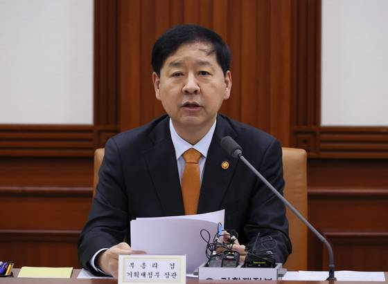 구윤철 경제부총리 겸 기획재정부 장관이 20일 정부서울청사에서 열린 성장전략 TF 겸 경제관계장관회의에서 발언하고 있다. 구 부총리는 지난 19일 미국에서 열린 기자간담회에서 “미국처럼 재산세를 1% 매긴다고 치면 집값이 50억원이면 1년에 5000만원씩 (보유세를) 내야하는데 연봉의 절반이 (세금으로) 나가면 버티기 어려울 것"이라고 말했다. 연합뉴스