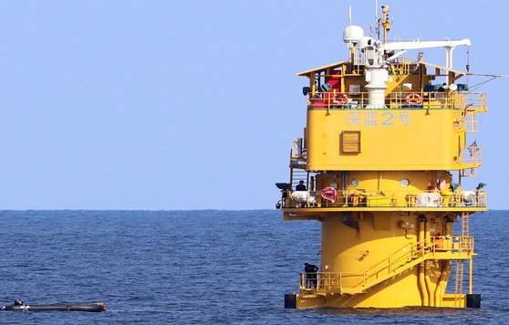 중국이 서해에 무단으로 설치한 구조물(선란 2호)에서 관리 인원이 포착된 사진이 처음 공개됐다. 이병진 민주당 의원은 ″구조물이 군사 목적으로 활용될 소지도 있다″며 ″해양 주권 수호를 위해 비례 대응해야 한다″고 주장했다. [사진 이병진 의원실]