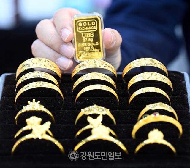 강원 춘천시의 한 금은방에는 한 손님이 골드바를 고르고 있다. 강원도민일보 자료사진
