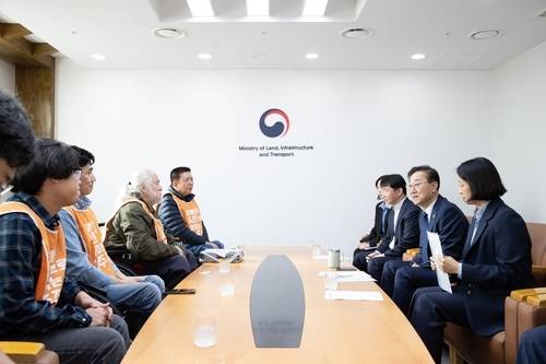 ▲ 김윤덕 국토교통부 장관이 22일 서울 중구 정동 국토발전전시관에서 전국장애인차별철폐연대(전장연) 공동대표단과 만나 교통약자의 이동 편의 증진을 위한 법·제도 개선과 예산 지원 방안을 논의했다. 국토부 제공.
