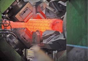 지난 20일 세아창원특수강 경남 창원 공장에서 2800t 방사형(RFM) 프레스가 특수합금 소재를 가공하고 있다.  세아창원특수강 제공