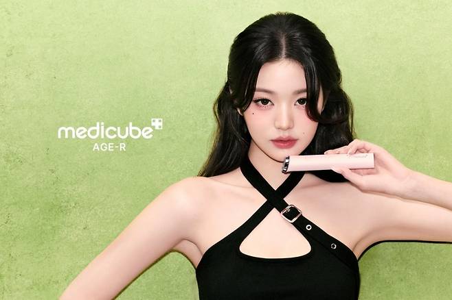 메디큐브 에이지알 부스터 프로 미니 플러스 장원영 화보.  /사진=에이피알 제공