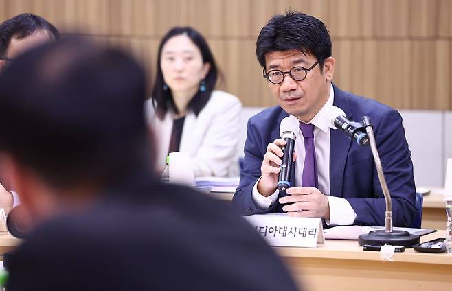 김현수 주캄보디아 대사대리가 22일(현지시간) 캄보디아 프놈펜 주캄보디아 한국 대사관에서 열린 외교통일위원회 주캄보디아대사관·주베트남대사관·주태국대사관·주라오스대사관에 대한 국정감사에 출석해 의원 질의에 답하고 있다. 사진=뉴스1