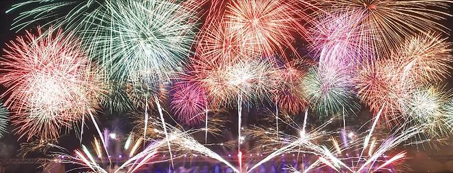 올해 부산시는 부산불꽃축제 20주년을 맞아 가장 화려한 행사를 열 방침이라고 22일 밝혔다. 사진은 지난해 11월에 열린 부산불꽃축제.  부산시 제공