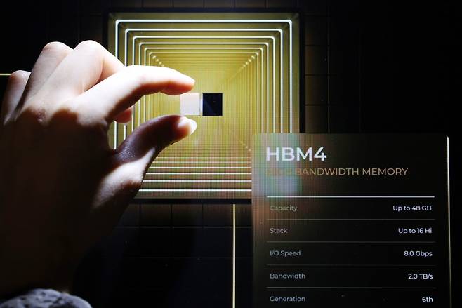 22일 서울 강남구 코엑스에서 열린 '반도체대전(SEDEX) 2025'에 마련된 SK하이닉스 부스에 6세대 고대역폭 메모리인 HBM4 실물이 전시돼있다. 사진=연합뉴스