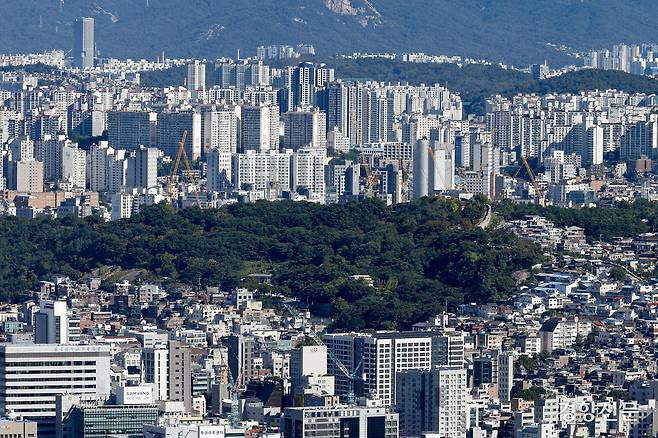 정부는 지난 15일 오는 20일부터 서울 전역과 경기도 12개 지역 전체의 아파트 ‘갭 투자’를 전면 금지하는 집값 안정 대책을 발표했다. 사진은 이날 서울 도심. 문재원 기자