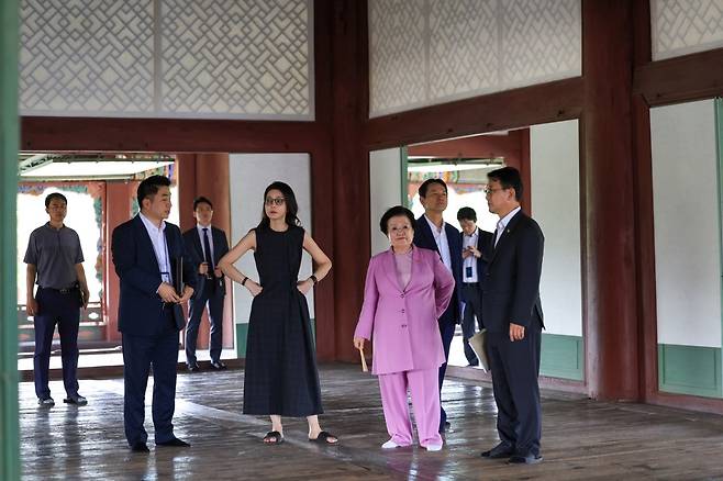 주진우 시사인 편집위원이 양문석 더불어민주당 의원에 제공한 김 여사의 사진. 김건희 여사가 경회루 2층으로 추정되는 한옥 건물에서 이배용 전 국가교육위원장과 함께 내부를 둘러보고 있다. 양문석 의원실 제공