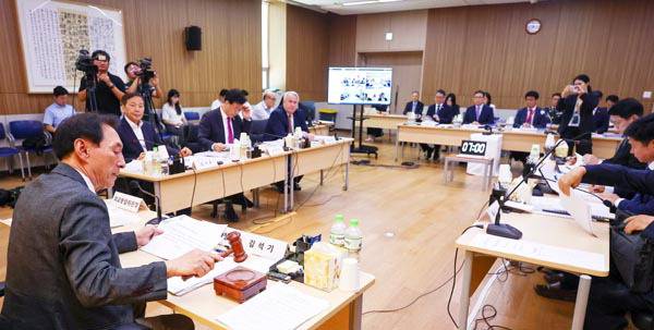 22일(현지시간) 캄보디아 프놈펜의 주캄보디아 대사관에서 열린 국회 외교통일위원회 주캄보디아·주베트남·주태국·주라오스대사관 국정감사에서 김석기 위원장이 개회를 선언하고 있다. 연합뉴스