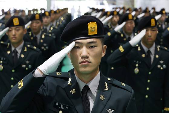 Junior military officers salute during an appointment ceremony at the Korean Army's training school in Gwangju, Gyeonggi, on Aug. 29. [NEWS1]