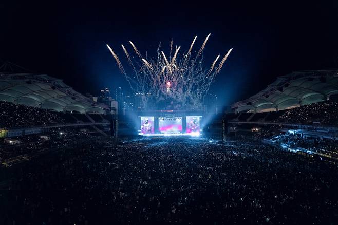 오아시스가 21일 경기 고양시 대화동 고양종합운동장에서 개최된 ‘오아시스 라이브 25 사우스 코리아’(OASIS Live 25 South Korea)에서 앙코르 공연을 펼치고 있다. 라이브네이션 코리아 제공