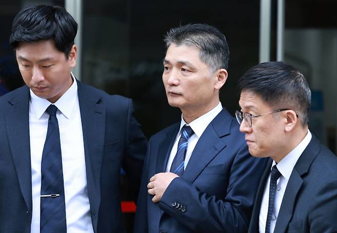 SM엔터테인먼트 시세 조종 공모 의혹을 받는 카카오 창업자 김범수 경영쇄신위원장이 21일 양천구 서울남부지방법원에서 열린 1심 선고공판에서 무죄가 선고된 뒤 법원을 떠나고 있다. 연합뉴스