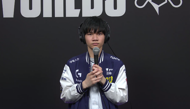 ‘홍큐’ 차이밍훙이 22일 오후 5시(한국시간) 중국 베이징 스마트 e스포츠 센터에서 열린 ‘2025 월드 챔피언십(롤드컵)’ 스위스 스테이지 3라운드 2승1패조 한화생명e스포츠와 경기가 끝난 뒤 쿠키뉴스와 화상 인터뷰에 임하고 있다. 김영건 기자