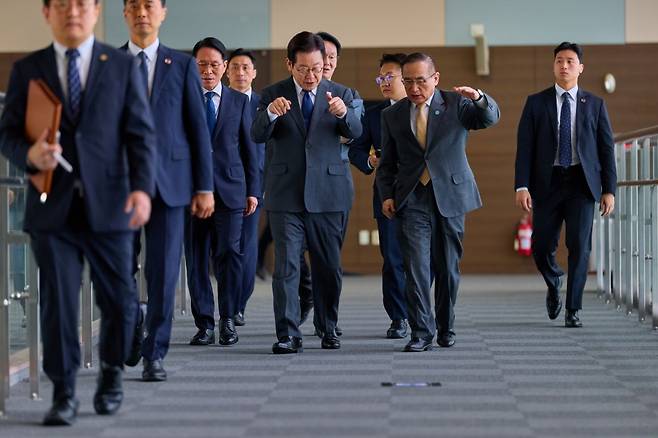 이재명 대통령이 지난 20일 경기도 고양시 킨텍스에서 열린 '서울 국제 항공우주 및 방위산업 전시회(ADEX) 2025'에 방문해 위성락 국가안보실장과 대화하고 있다. 이재명 대통령 SNS 캡처
