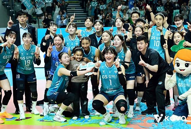 GS칼텍스 선수들이 19일 펼쳐진 2025-2026 V리그 여자부 IBK기업은행전에서 승리한 후 기념사진을 찍고 있다. KOVO 제공
