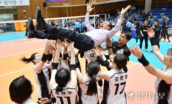 22일 오후 부산광역시교육청 학생교육문화회관에서 열린 ‘제106회 전국체육대회’ 배구 여자 일반부 결승서 수원특례시청선수들이 우승을 차지하고 신현삼 수원시배구협회장을 헹가래하고 있다. 홍기웅기자